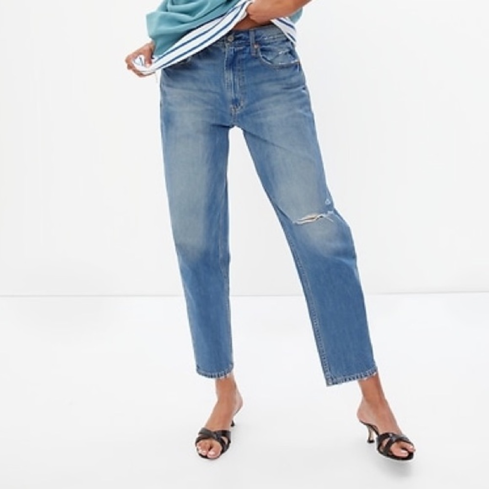 *NWT* GAP Barrel High Rise Jean Distressed